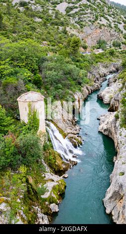 Luftaufnahme eines alten Wachturms in der Herault-Schlucht, UNESCO-Weltkulturerbe, Causses und Cevennen, Herault, Occitanie, Frankreich, Europa Stockfoto