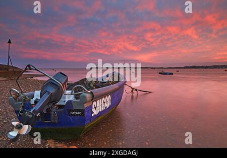 Ein Blick in die Abenddämmerung auf Boote am Strand bei Ebbe, in der Mündung des Flusses exe, in Exmouth, östlich von Devon, England, Vereinigtes Königreich, Europa Stockfoto