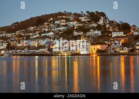 Ein Blick in die Abenddämmerung von Kingswear, von Dartmouth aus gesehen, an der Mündung des Flusses Dart, an der Südküste von Devon, England, Großbritannien, Europa Stockfoto