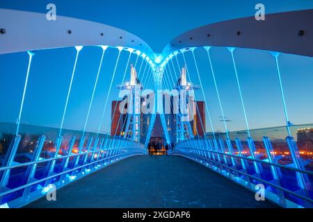 Millennium Bridge, Fußgängerbrücke in der Abenddämmerung, Salford Quays, Media City UK, Greater Manchester, England, Vereinigtes Königreich, Europa Stockfoto