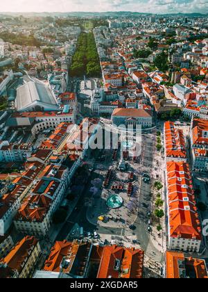 Eine vertikale Drohnenperspektive aus der Luft auf das Stadtzentrum mit dem Rossio-Platz, der zu Restauradores und dem von Bäumen gesäumten Boulevard Avenida da Liberdade führt Stockfoto