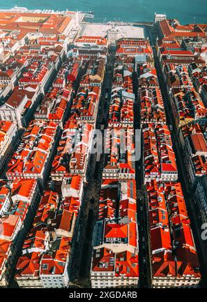 Vertikale Drohnenperspektive aus der Luft des Baixa-Viertels mit seinem ikonischen Gittersystem, das zum Handelsplatz und zum Tejo führt, Lissabon, Portugal, Stockfoto