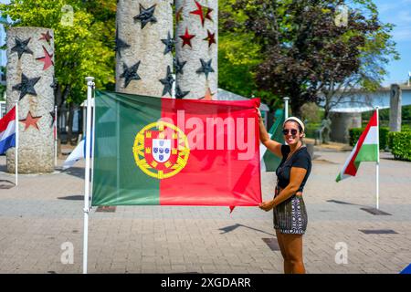 Junge Frau mit portugiesischer Flagge im europäischen Schengen-Zentrum, Schengen, Luxemburg, Europa Stockfoto