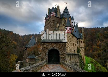 Eltzer mittelalterliches Schloss in einer Herbstlandschaft mit Bäumen bei Sonnenaufgang, Wierschem, Rheinland-Pfalz, Deutschland, Europa Stockfoto