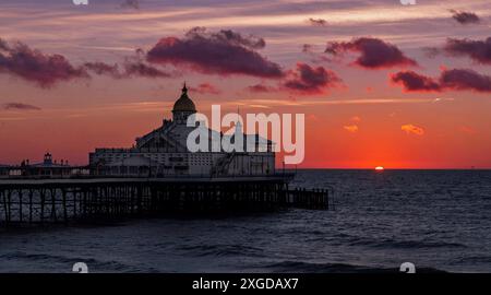 Eastbourne Pier at Sunrise, gebaut in den 1870er Jahren und ein denkmalgeschütztes Gebäude, Eastbourne, East Sussex, England, Vereinigtes Königreich, Europa Stockfoto