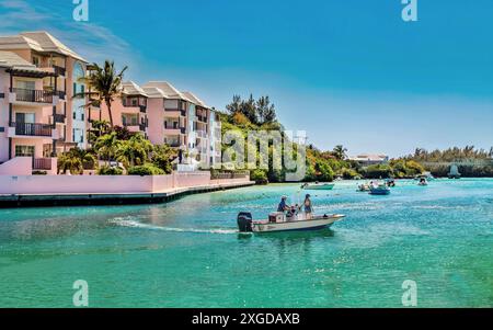 Flatt's Inlet, ein Kanal, der den Harrington Sound mit dem Atlantischen Ozean verbindet, beherbergt das Bermuda Aquarium, Museum und Zoo, Bermuda, Atlant Stockfoto