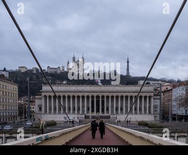 Blick auf Vieux Lyon (Altstadt von Lyon), das älteste und größte Renaissanceviertel der Stadt, von der Fußgängerbrücke Palais-de-Justice über die Saone Rive Stockfoto