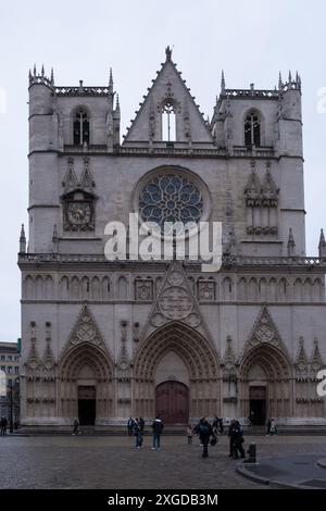 Blick auf die Kathedrale von Lyon, eine römisch-katholische Kirche, die dem Heiligen Johannes dem Täufer gewidmet ist, Sitz des Erzbischofs von Lyon, Place Saint-Jean im Zentrum von Lyon, A Stockfoto