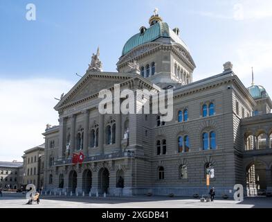 Blick auf das zentrale Gebäude des Bundespalastes der Schweiz, UNESCO-Weltkulturerbe, Sitz der Schweizer Regierung, in Bern Stockfoto