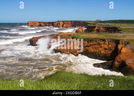 Sandsteinklippen von Belle-Anse, Cap aux Meules, Magdalen Inseln, Golf von Saint Lawrence, Provinz Québec, Kanada, Nordamerika Stockfoto