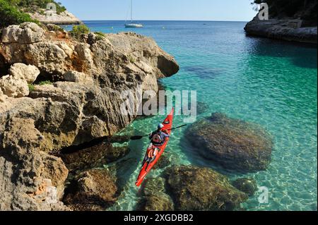 Kajak im Mitjana Creek in der Nähe von Cala Galdana, Südküste von Menorca, Balearen, Spanien, Mittelmeer, Europa Stockfoto