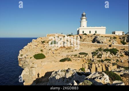 Leuchtturm am Kap Cavalleria an der Nordküste von Menorca, Balearen, Spanien, Mittelmeer, Europa Stockfoto