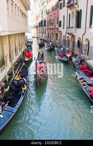 Gondoliere, die ihre Gondeln für einen Arbeitstag im Labyrinth der Kanäle und engen Wasserstraßen vorbereiten, Venedig, UNESCO-Weltkulturerbe, Veneto, Stockfoto