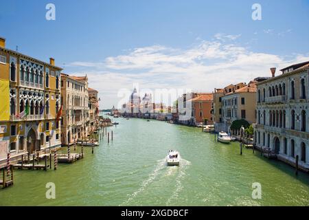 Blick auf den Canal Grande von der Ponte de l'Accademia mit Blick auf die Basilika de Santa Maria della Salute und die Lagune, Venedig, UNESCO-Weltkulturerbe He Stockfoto