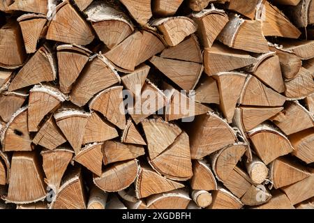 Stapel getrocknetes Brennholz aus Birkenholz. Holz für den Winter ernten. Brennholz Hintergrund, Textur. Nahaufnahme Stockfoto