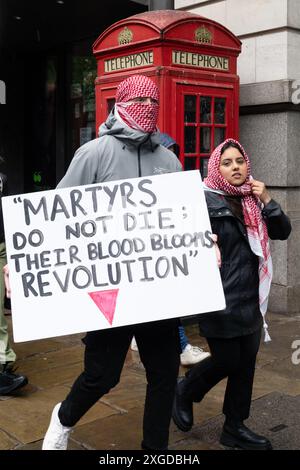 Frau mit palästinensischer Flagge am Cenotaph in Whitehall, London. In der Nähe fand ein palästinensischer solidaritätsmarsch statt. Stockfoto