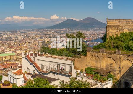 Erhöhter Blick von der Burg Sant'Elmo von Neapel und dem Vesuv im Hintergrund, Neapel, Kampanien, Italien, Europa Stockfoto
