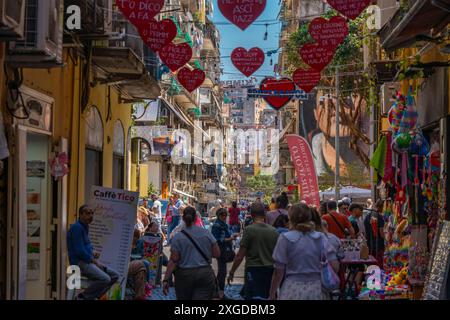 Blick auf die Geschäfte und die Einrichtung auf der belebten Via San Biagio Dei Librai, Neapel, Kampanien, Italien, Europa Stockfoto