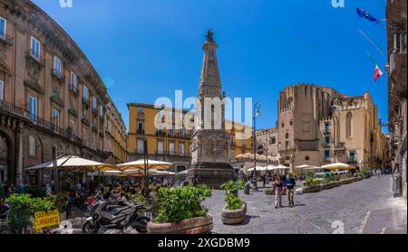 Blick auf Obelisco di San Domenico und Cafés auf der Piazza San Domenico Maggiore, historisches Zentrum, UNESCO-Weltkulturerbe, Neapel, Kampanien, Italien, Euro Stockfoto