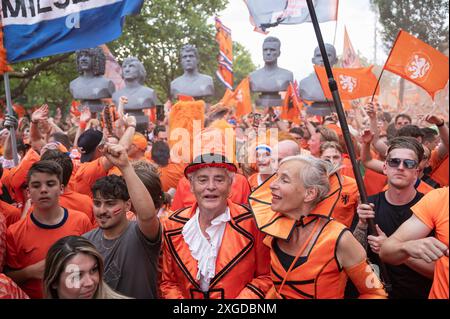 06.07.2024, Berlin, Deutschland, Europa - Fans der niederlaendischen Fussballnationalmannschaft feiern auf einem Fanwalk vor dem Viertelfinal-Spiel gegen die Tuerkei waehrend der Fussball-Europameisterschaft UEFA EURO 2024. *** 06 07 2024, Berlin, Deutschland, Europa Fans der niederländischen Fußballnationalmannschaft feiern auf einem Fanspaziergang vor dem Viertelfinalspiel gegen die Türkei während der Fußball-Europameisterschaft UEFA EURO 2024 Stockfoto