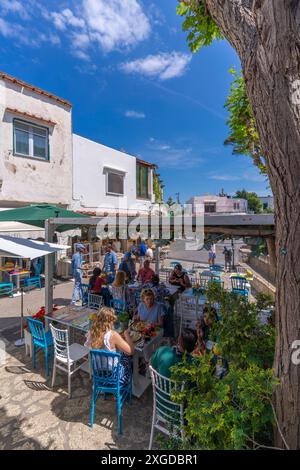 Blick auf Restaurant und Café auf der Piazza dela Vittoria, Anacapri, Insel Capri, Kampanien, Italien, Mittelmeerraum, Europa Stockfoto