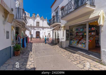 Blick auf Geschäfte und Kirche der Heiligen Sophia, Anacapri, Insel Capri, Kampanien, Italien, Mittelmeerraum, Europa Stockfoto