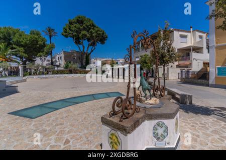 Blick auf den kunstvollen Brunnen auf der Piazza Edwin Cerio, dem Stadtplatz, Anacapri, der Insel Capri, Kampanien, Italien, Mittelmeer, Europa Stockfoto