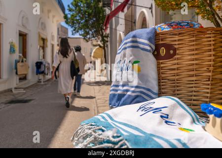 Blick auf Souvenirs aus Stoff in Anacapri, Anacapri, Insel Capri, Kampanien, Italien, Mittelmeerraum, Europa Stockfoto