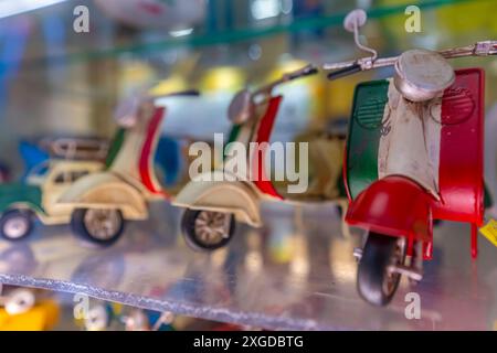 Blick auf Sorrent Souvenirs in der engen Straße, Sorrent, Kampanien, Italien, Mittelmeer, Europa Stockfoto