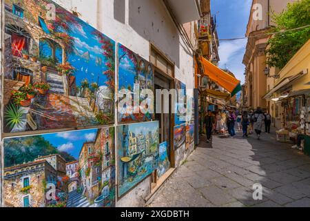 Blick auf Sorrent Souvenirs in der engen Straße, Sorrent, Kampanien, Italien, Mittelmeer, Europa Stockfoto