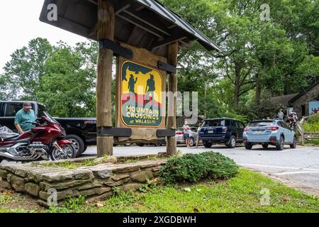 Bergüberquerungen am Walasi-Yi Outfitter in Neel Gap auf der Ostseite des Blood Mountain entlang des Appalachian Trail in der Nähe von Blairsville, Georgia. (USA) Stockfoto