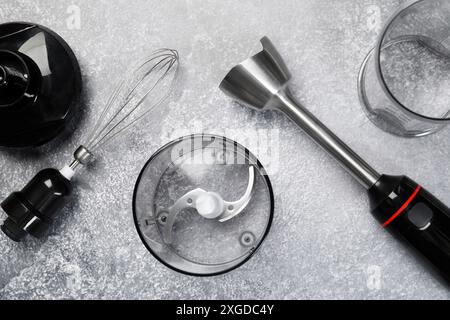 Stabmixer-Kit auf grauem Tisch, flach gelegt Stockfoto
