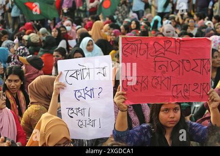 Dhaka, Wari, Bangladesch. Juli 2024. Studenten und Jobanwärter mit Nationalflaggen nehmen am 8. Juli 2024 an einem protestmarsch in Dhaka Teil, bei dem sie die Abschaffung von "diskriminierenden" Quoten für begehrte Regierungsjobs fordern, einschließlich der Reservierung von Posten für Kinder der Helden der Befreiung. (Kreditbild: © Habibur Rahman/ZUMA Press Wire) NUR REDAKTIONELLE VERWENDUNG! Nicht für kommerzielle ZWECKE! Quelle: ZUMA Press, Inc./Alamy Live News Stockfoto