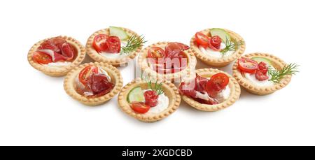 Köstliche Canapes mit Marmelade, geräucherte Würstchen und Gemüse isoliert auf weiß Stockfoto