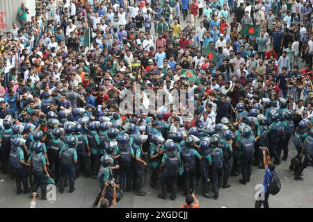 Dhaka, Wari, Bangladesch. Juli 2024. Studenten und Jobanwärter mit Nationalflaggen nehmen am 8. Juli 2024 an einem protestmarsch in Dhaka Teil, bei dem sie die Abschaffung von "diskriminierenden" Quoten für begehrte Regierungsjobs fordern, einschließlich der Reservierung von Posten für Kinder der Helden der Befreiung. (Kreditbild: © Habibur Rahman/ZUMA Press Wire) NUR REDAKTIONELLE VERWENDUNG! Nicht für kommerzielle ZWECKE! Quelle: ZUMA Press, Inc./Alamy Live News Stockfoto