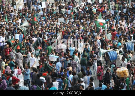 Dhaka, Wari, Bangladesch. Juli 2024. Studenten und Jobanwärter mit Nationalflaggen nehmen am 8. Juli 2024 an einem protestmarsch in Dhaka Teil, bei dem sie die Abschaffung von "diskriminierenden" Quoten für begehrte Regierungsjobs fordern, einschließlich der Reservierung von Posten für Kinder der Helden der Befreiung. (Kreditbild: © Habibur Rahman/ZUMA Press Wire) NUR REDAKTIONELLE VERWENDUNG! Nicht für kommerzielle ZWECKE! Quelle: ZUMA Press, Inc./Alamy Live News Stockfoto