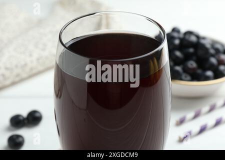 Leckerer frischer Acai-Saft im Glas auf weißem Tisch, Nahaufnahme Stockfoto