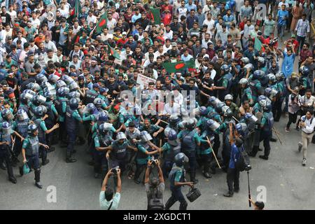 Dhaka, Wari, Bangladesch. Juli 2024. Studenten und Jobanwärter mit Nationalflaggen nehmen am 8. Juli 2024 an einem protestmarsch in Dhaka Teil, bei dem sie die Abschaffung von "diskriminierenden" Quoten für begehrte Regierungsjobs fordern, einschließlich der Reservierung von Posten für Kinder der Helden der Befreiung. (Kreditbild: © Habibur Rahman/ZUMA Press Wire) NUR REDAKTIONELLE VERWENDUNG! Nicht für kommerzielle ZWECKE! Quelle: ZUMA Press, Inc./Alamy Live News Stockfoto