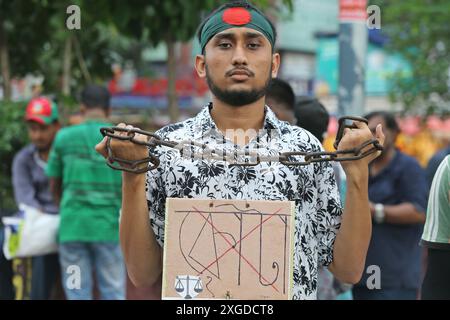 Dhaka, Wari, Bangladesch. Juli 2024. Studenten und Jobanwärter mit Nationalflaggen nehmen am 8. Juli 2024 an einem protestmarsch in Dhaka Teil, bei dem sie die Abschaffung von "diskriminierenden" Quoten für begehrte Regierungsjobs fordern, einschließlich der Reservierung von Posten für Kinder der Helden der Befreiung. (Kreditbild: © Habibur Rahman/ZUMA Press Wire) NUR REDAKTIONELLE VERWENDUNG! Nicht für kommerzielle ZWECKE! Quelle: ZUMA Press, Inc./Alamy Live News Stockfoto