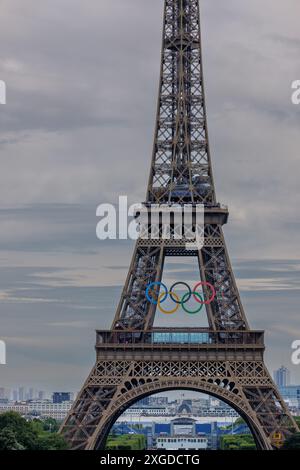 Paris, Frankreich - 5. Juli 2024 : Nahaufnahme der Olympischen Ringe auf dem Eiffelturm in Paris Frankreich Stockfoto