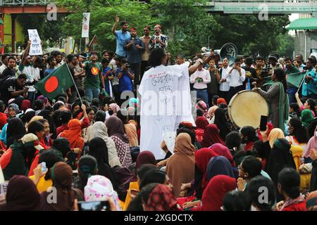 Dhaka, Wari, Bangladesch. Juli 2024. Studenten und Jobanwärter mit Nationalflaggen nehmen am 8. Juli 2024 an einem protestmarsch in Dhaka Teil, bei dem sie die Abschaffung von "diskriminierenden" Quoten für begehrte Regierungsjobs fordern, einschließlich der Reservierung von Posten für Kinder der Helden der Befreiung. (Kreditbild: © Habibur Rahman/ZUMA Press Wire) NUR REDAKTIONELLE VERWENDUNG! Nicht für kommerzielle ZWECKE! Quelle: ZUMA Press, Inc./Alamy Live News Stockfoto