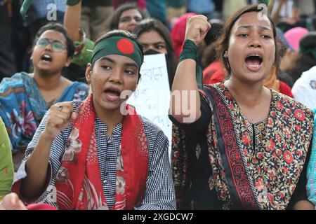 Dhaka, Wari, Bangladesch. Juli 2024. Studenten und Jobanwärter mit Nationalflaggen nehmen am 8. Juli 2024 an einem protestmarsch in Dhaka Teil, bei dem sie die Abschaffung von "diskriminierenden" Quoten für begehrte Regierungsjobs fordern, einschließlich der Reservierung von Posten für Kinder der Helden der Befreiung. (Kreditbild: © Habibur Rahman/ZUMA Press Wire) NUR REDAKTIONELLE VERWENDUNG! Nicht für kommerzielle ZWECKE! Quelle: ZUMA Press, Inc./Alamy Live News Stockfoto