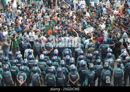 Dhaka, Wari, Bangladesch. Juli 2024. Studenten und Jobanwärter mit Nationalflaggen nehmen am 8. Juli 2024 an einem protestmarsch in Dhaka Teil, bei dem sie die Abschaffung von "diskriminierenden" Quoten für begehrte Regierungsjobs fordern, einschließlich der Reservierung von Posten für Kinder der Helden der Befreiung. (Kreditbild: © Habibur Rahman/ZUMA Press Wire) NUR REDAKTIONELLE VERWENDUNG! Nicht für kommerzielle ZWECKE! Quelle: ZUMA Press, Inc./Alamy Live News Stockfoto