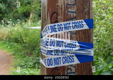 Slough, Großbritannien. 8. Juli 2024 die Thames Valley Police hat einen Teil des Herschel Parks an der Datchet Road in Slough, Berkshire, abgesperrt. Gestern gegen 13:16 Uhr besuchten Beamte den Herschel Park, nachdem sie einen Bericht aus der Öffentlichkeit hatten. Beamte besuchten den Tatort und fanden die Überreste einer Person. Eine Untersuchung über den Tod läuft, der derzeit als ungeklärt behandelt wird. Quelle: Maureen McLean/Alamy Live News Stockfoto