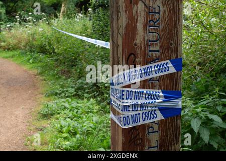 Slough, Großbritannien. 8. Juli 2024 die Thames Valley Police hat einen Teil des Herschel Parks an der Datchet Road in Slough, Berkshire, abgesperrt. Gestern gegen 13:16 Uhr besuchten Beamte den Herschel Park, nachdem sie einen Bericht aus der Öffentlichkeit hatten. Beamte besuchten den Tatort und fanden die Überreste einer Person. Eine Untersuchung über den Tod läuft, der derzeit als ungeklärt behandelt wird. Quelle: Maureen McLean/Alamy Live News Stockfoto