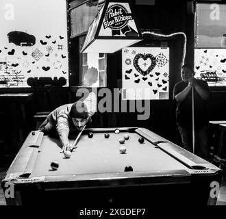 MT00306-00-BW...MONTANA - Billard im Blue Goose Saloon, Gardiner. Stockfoto