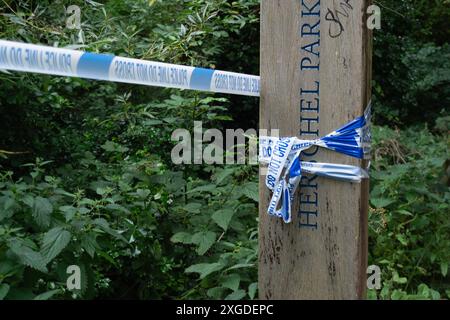 Slough, Großbritannien. 8. Juli 2024 die Thames Valley Police hat einen Teil des Herschel Parks an der Datchet Road in Slough, Berkshire, abgesperrt. Gestern gegen 13:16 Uhr besuchten Beamte den Herschel Park, nachdem sie einen Bericht aus der Öffentlichkeit hatten. Beamte besuchten den Tatort und fanden die Überreste einer Person. Eine Untersuchung über den Tod läuft, der derzeit als ungeklärt behandelt wird. Quelle: Maureen McLean/Alamy Live News Stockfoto