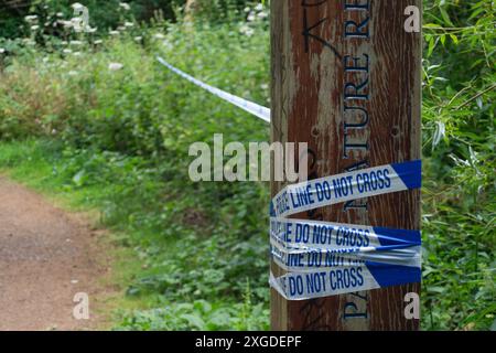 Slough, Großbritannien. 8. Juli 2024 die Thames Valley Police hat einen Teil des Herschel Parks an der Datchet Road in Slough, Berkshire, abgesperrt. Gestern gegen 13:16 Uhr besuchten Beamte den Herschel Park, nachdem sie einen Bericht aus der Öffentlichkeit hatten. Beamte besuchten den Tatort und fanden die Überreste einer Person. Eine Untersuchung über den Tod läuft, der derzeit als ungeklärt behandelt wird. Quelle: Maureen McLean/Alamy Live News Stockfoto