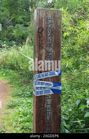 Slough, Großbritannien. 8. Juli 2024 die Thames Valley Police hat einen Teil des Herschel Parks an der Datchet Road in Slough, Berkshire, abgesperrt. Gestern gegen 13:16 Uhr besuchten Beamte den Herschel Park, nachdem sie einen Bericht aus der Öffentlichkeit hatten. Beamte besuchten den Tatort und fanden die Überreste einer Person. Eine Untersuchung über den Tod läuft, der derzeit als ungeklärt behandelt wird. Quelle: Maureen McLean/Alamy Live News Stockfoto