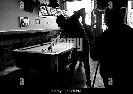 MT00308-00-BW...MONTANA - Billard im Blue Goose Saloon in Gardiner. Stockfoto